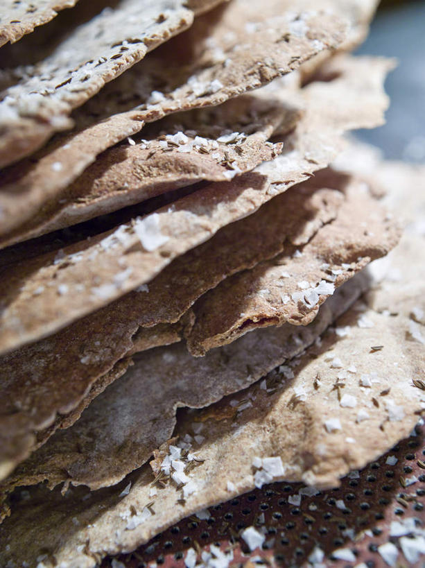 面食,无人,竖图,俯视,室内,白天,厨房,一堆,阴影,堆叠,堆积,光线,影子,灯光,美味,食品,食物,摄影,影棚,堆,黑麦脆饼,甘旨,厚味,鲜味,彩图,高角度拍摄,影棚拍摄,拍摄,灶间