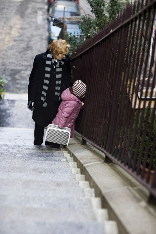 西方人,两个人,祖母,栏杆,站,竖图,室外,白天,侧面,纯洁,石头,法国,巴黎,欧洲,欧洲人,阴影,服装,装饰,光线,包,石子,影子,天桥,围栏,桥,首都,旅行包,注视,休闲装,护栏,衣服,阳光,围巾,观察,看,站着,休闲,温暖,休闲服,可爱,童年,童趣,服饰,奶奶,围脖,观看,祖孙,人行桥,保暖,华丽,点缀,察看,御寒,关注,童真,烂漫,无邪,外婆,外孙女,外祖母,法兰西共和国,圣心堂,衬托,美观,雅致,雅观,法兰西第五共和国,旅游包,提包,天真,老年女性,女人,女性,白种人,孙女,石块,站立,彩图,全身