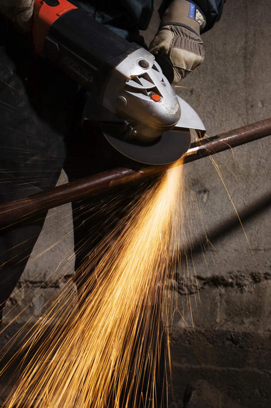 西方人,一个人,站,竖图,室内,白天,正面,工作服,制服,热情,安全,火,欧洲,欧洲人,仅一个男性,仅一个人,仅一个中年男性,握,阴影,光线,工具,火焰,影子,防护,燃烧,拿,拿着,注视,手套,观察,看,站着,握着,观看,锯子,保护,察看,电锯,切割,关注,保险,锯,保全,周全,安稳,安定,防护手套,工作制服,动力锯,平安,男人,男性,中年男性,白种人,站立,半身,彩图,工作套服,割