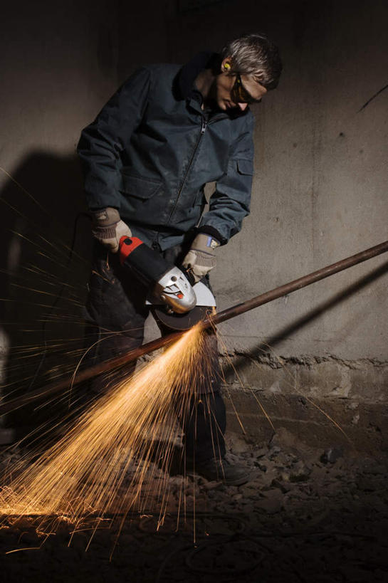 西方人,一个人,站,竖图,室内,白天,正面,工作服,制服,热情,安全,火,欧洲,欧洲人,仅一个男性,仅一个人,仅一个中年男性,握,阴影,光线,工具,火焰,眼镜,影子,防护,燃烧,拿,拿着,注视,手套,观察,看,站着,握着,观看,锯子,护目镜,保护,察看,电锯,切割,关注,保险,锯,保全,周全,安稳,安定,防护手套,安全防护眼镜,工作制服,动力锯,平安,男人,男性,中年男性,白种人,站立,彩图,全身,工作套服,防护眼镜,割