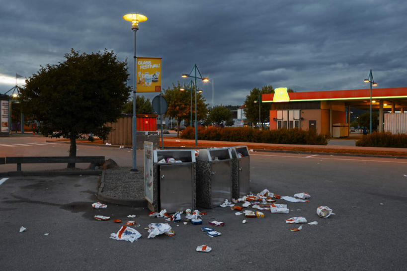 无人,家,横图,室外,白天,正面,日落,植物,路灯,照明,环保,房屋,屋子,晚霞,霞光,落日,灯光,垃圾,垃圾桶,凌乱,楼房,住宅,灯,树,树木,绿色,自然,黄昏,容器,彩霞,生长,能源,成长,储藏,垃圾箱,照亮,回收,资源,混乱,照明设备,储存,利用,低碳,循环,持续,纷乱,缭乱,庞杂,夕照,夕阳,彩图,房子,贮存,斜阳