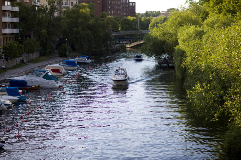 无人,家,横图,室外,白天,正面,度假,河流,美景,水,植物,城市风光,城市,船,瑞典,欧洲,波纹,飞溅,溅,液体,房屋,屋子,河水,景观,水滴,水流,公寓,游艇,首都,娱乐,洋房,楼房,住宅,水珠,树,树木,绿色,倒影,水纹,自然,船尾波,交通工具,波浪,享受,休闲,景色,放松,生长,成长,倒映,斯堪的纳维亚,喷洒,载具,北欧,斯德哥尔摩,斯堪的那维亚,斯堪的那维亚半岛,斯堪的纳维亚半岛,首府,瑞典王国,反照,斯德哥尔摩省,彩图,房子