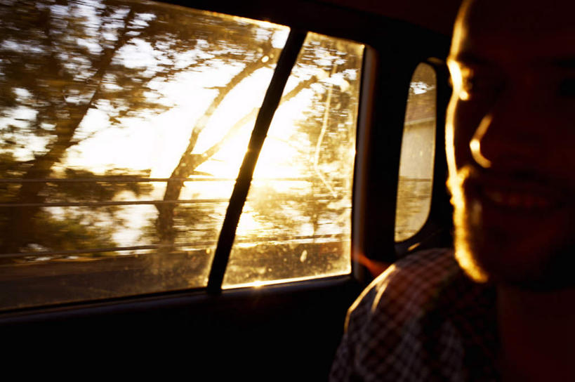 西方人,胡须,一个人,坐,笑,微笑,露齿笑,横图,室内,特写,白天,正面,植物,窗户,道路,路,公路,欧洲,欧洲人,仅一个男性,仅一个人,阴影,服装,光线,影子,交通,背光,注视,休闲装,玻璃窗,树,树木,仅一个年轻男性,衣服,蓝色,绿色,蓝天,天空,阳光,自然,车窗,天,观察,看,休闲,休闲服,服饰,生长,晴朗,成长,观看,快速,察看,关注,逆光,万里无云,快捷,疾速,倏地,男人,男性,年轻男性,白种人,胡子,络腮胡,晴空,晴空万里,马路,坐着,半身,彩图