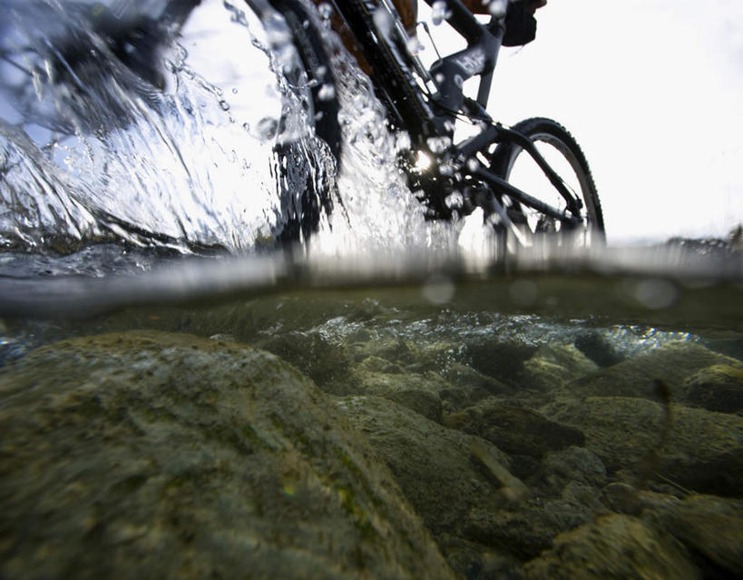 无人,横图,室外,特写,白天,仰视,旅游,度假,石头,水,自行车,瑞士,欧洲,阴影,飞溅,朦胧,模糊,溅,光线,石子,液体,影子,水滴,娱乐,车,脚踏车,水珠,蓝色,风景,蓝天,天空,阳光,轮胎,交通工具,天,享受,休闲,景色,放松,风光,景物,喷洒,载具,中欧,瑞士联邦,风物,光景,景致,瓦莱州,韦尔毕耶,石块,岩石,彩图,低角度拍摄