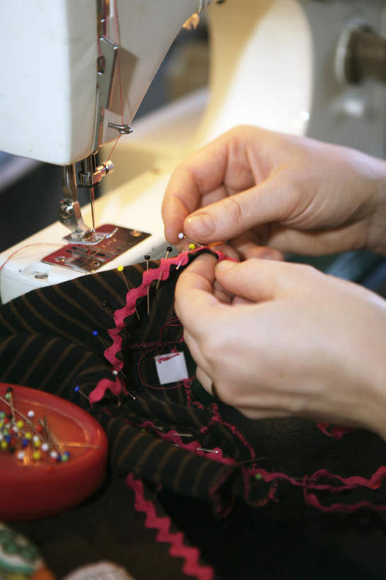 西方人,手,一个人,坐,竖图,室内,特写,白天,侧面,欧洲,欧洲人,双手,仅一个年轻女性,仅一个女性,仅一个人,连接,握,阴影,组合,朦胧,模糊,编织,光线,丝绸,丝带,影子,灯光,缎带,拿,拿着,针,绸带,缝纫机,交错,手部,握着,缝纫,链接,交织,装订,缝衣针,针线,拼接,杠杆,拼凑,拼合,凑集,聚合,撮合,链结,缝合,年轻女性,女人,女性,白种人,坐着,半身,彩图