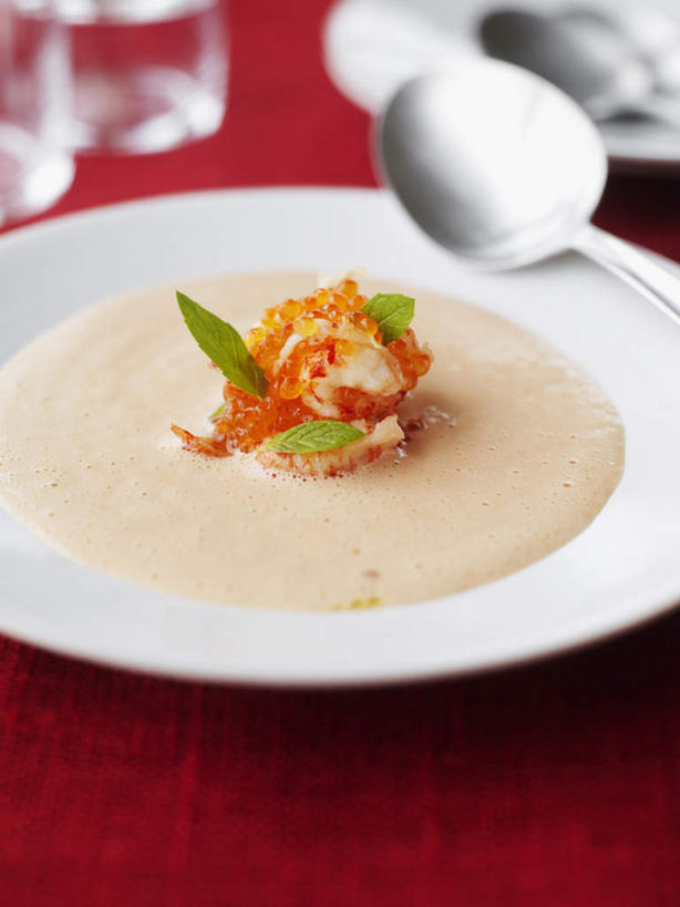 海鲜,无人,竖图,俯视,室内,特写,白天,烹饪,西餐,餐桌,桌子,餐具,叶子,装饰,碟子,盘,勺子,汤,虾,鱼卵,料理,食品,绿叶,鱼籽,水产,羹,菜肴,美食,海洋生物,食物,红色,盘子,调羹,碟,汤匙,嫩叶,西式,佳肴,餐台,华丽,修饰,点缀,水生动物,海产品,水生物,海底动物,斑节对虾,斑节虾,衬托,美观,雅致,雅观,日本对虾,竹节虾,叶,叶片,彩图,高角度拍摄