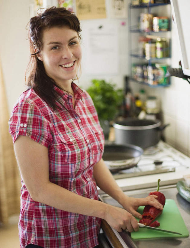 西方人,一个人,笑,微笑,露齿笑,竖图,室内,白天,侧面,植物,厨房,蔬菜,金属制品,欧洲,欧洲人,仅一个年轻女性,仅一个女性,仅一个人,切开,服装,新鲜,金属,工具,盆栽,水槽,墙,青椒,食品,案板,刀具,盆景,扭头,注视,休闲装,水斗,墙壁,墙面,砧板,食物,衣服,绿色,自然,刀,观察,看,切,转头,休闲,休闲服,服饰,有机食品,绿色食品,生长,成长,观看,察看,关注,菜刀,剖面,切面,大椒,菜椒,切菜刀,年轻女性,女人,女性,白种人,甜椒,柿子椒,灯笼椒,半身,彩图,灶间