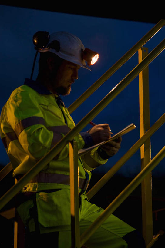西方人,一个人,工程师,建筑工人,建筑师,站,攀登,竖图,室外,夜晚,侧面,工作服,制服,安全,帽子,照明,欧洲,欧洲人,仅一个男性,仅一个人,仅一个中年男性,握,写,阴影,光线,笔,材料,档案,梯子,头盔,文件,影子,阶梯,灯光,办公用品,防护,拿,拿着,注视,脚手架,灯,文具,安全帽,学习用品,资料,灯具,建筑工地,观察,看,站着,爬,握着,探照灯,观看,上升,保护,文具用品,照亮,察看,照明设备,关注,文档,保险,保全,周全,安稳,安定,登高,地盘,建筑地盘,施工地盘,工作制服,平安,男人,男性,中年男性,白种人,技师,建筑工,建筑设计师,攀爬,站立,半身,彩图,工作套服,工地