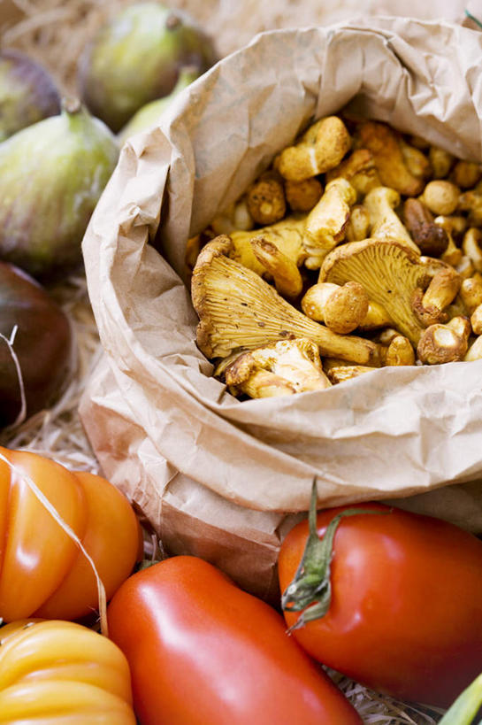 无人,竖图,俯视,室外,特写,白天,蔬菜,西红柿,袋子,水果,一堆,许多,堆叠,堆积,新鲜,纸袋,菌菇,生食,食品,果实,很多,菌类,蔬果,食物,容器,食用菌,有机食品,绿色食品,储藏,堆,储存,鸡油菌,杏黄菌,杏菌,番茄,彩图,高角度拍摄,贮存