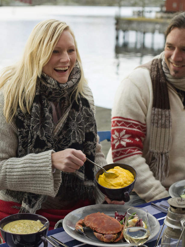 海鲜,蟹,西方人,两个人,坐,笑,微笑,露齿笑,竖图,室外,白天,正面,爱情,烹饪,西餐,餐桌,桌子,欧洲,欧洲人,握,阴影,服装,装饰,光线,螃蟹,影子,勺子,陶瓷,调料,酱料,酱汁,佐料,美乃滋,料理,食品,陶瓷制品,调味品,浪漫,拿,调味料,拿着,注视,休闲装,水产,酱,菜肴,美食,海洋生物,食物,衣服,阳光,盘子,容器,围巾,调羹,汤匙,碗,观察,看,休闲,温暖,温馨,休闲服,恩爱,西式,握着,恋人,服饰,佳肴,餐台,围脖,观看,储藏,保暖,华丽,点缀,和睦,察看,御寒,储存,关注,水生动物,海产品,水生物,海底动物,蛋黄酱,衬托,美观,雅致,雅观,甲壳动物,蛋黄沙拉酱,调味油,男人,男性,女人,女性,中年男性,中年女性,白种人,情侣,坐着,半身,彩图,伴侣,融洽,贮存