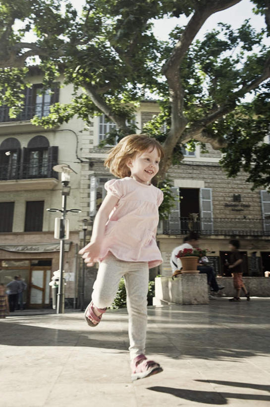 西方人,儿童,一个人,家,露台,跑,竖图,室外,白天,正面,锻炼,纯洁,运动,植物,阳台,金属制品,欧洲,欧洲人,仅一个女性,仅一个人,阴影,服装,光线,金属,影子,房屋,屋子,注视,休闲装,楼房,住宅,树,树木,小孩,衣服,蓝色,绿色,蓝天,天空,阳光,自然,天,观察,看,仅一个小孩,休闲,休闲服,可爱,童年,童趣,服饰,生长,晴朗,成长,观看,察看,关注,童真,烂漫,无邪,万里无云,体育,天真,女孩,女人,女性,白种人,孩子,晴空,晴空万里,跑步,彩图,全身,健身,房子,露天阳台,女生