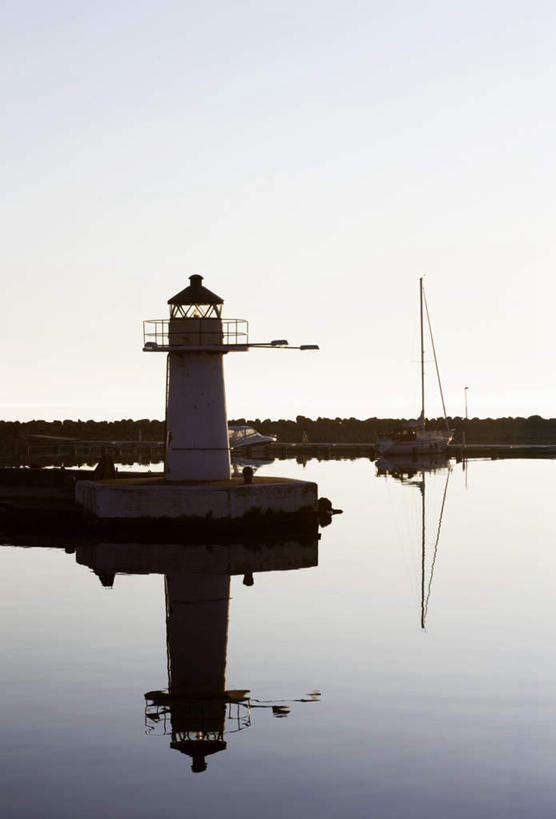 无人,竖图,室外,白天,正面,旅游,度假,湖,湖泊,美景,树林,水,植物,道路,瑞典,欧洲,阴影,光线,信息,影子,湖面,景观,水流,水面,灯塔,交通,方向,娱乐,树,树木,蓝色,绿色,倒影,蓝天,天空,阳光,自然,湖水,天,享受,休闲,景色,放松,生长,晴朗,成长,引导,指引,倒映,斯堪的纳维亚,自然风光,北欧,斯堪的那维亚,斯堪的那维亚半岛,斯堪的纳维亚半岛,万里无云,航标,瑞典王国,反照,韦特恩湖,西约塔兰省,东约特兰省,晴空,晴空万里,彩图,导航