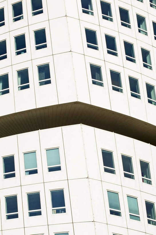 无人,高楼大厦,竖图,室外,白天,仰视,度假,美景,窗户,城市风光,标志建筑,城市,大厦,地标,建筑,摩天大楼,瑞典,欧洲,景观,娱乐,建设,玻璃窗,蓝色,白色,蓝天,天空,天,享受,休闲,景色,放松,晴朗,卫生,斯堪的纳维亚,北欧,斯堪的纳维亚半岛,纯真,万里无云,首府,洁净,光明,恬静,中间色,朴素,清白,马尔默,瑞典王国,斯科讷省,斯科讷,hsb旋转中心,晴空,晴空万里,彩图,低角度拍摄,大楼,高层建筑,高楼,摩天楼