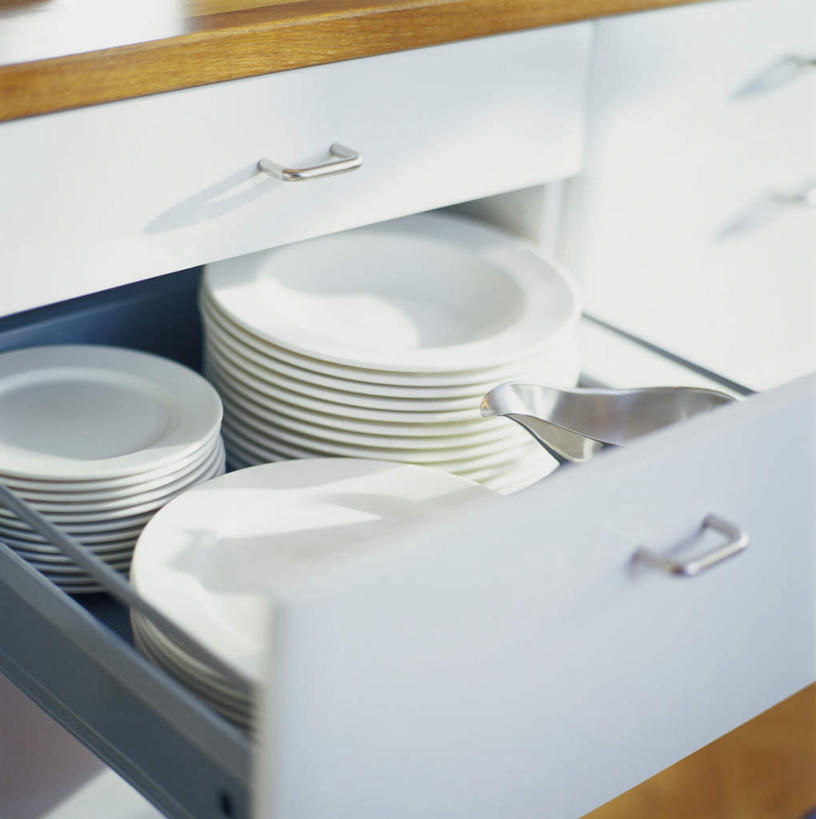 竖图,室内,特写,白天,正面,厨房,柜子,抽屉,一排,阴影,朦胧,模糊,整齐,光线,影子,陶瓷,陶瓷制品,储物柜,排列,把手,盘子,门把手,容器,碗,储藏,堆,门把,储存,队列,储备,蕴藏,贮备,拉手,半身,彩图,灶间,贮存