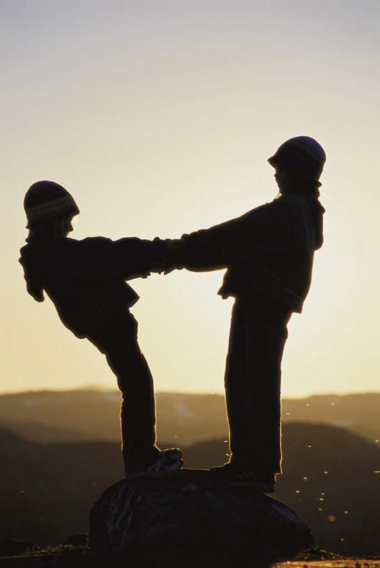 西方人,儿童,两个人,伙伴,朋友,站,握手,竖图,室外,白天,侧面,友谊,纯洁,石头,日落,帽子,欧洲,欧洲人,服装,石子,头盔,晚霞,霞光,落日,背光,注视,休闲装,小孩,衣服,黄昏,安全帽,观察,看,站着,休闲,休闲服,彩霞,可爱,童年,童趣,服饰,观看,察看,关注,逆光,童真,烂漫,无邪,夕照,天真,友情,男孩,男人,男性,女孩,女人,女性,白种人,石块,岩石,夕阳,搀手,拉手,手搀手,手拉手,手牵手,手握手,站立,彩图,全身,斜阳,男生,女生