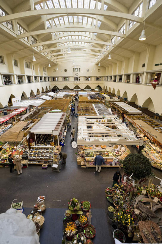 西方人,菜场,站,竖图,俯视,室内,白天,购物,旅游,度假,消费,窗户,蔬菜,水果,欧洲,欧洲人,阴影,服装,新鲜,光线,影子,屋顶,生食,食品,果实,市场,许多人,娱乐,玻璃窗,花,食物,衣服,蓝色,蓝天,天空,阳光,天,站着,一群人,享受,休闲,放松,服饰,有机食品,绿色食品,买,衣着,穿着,衣饰,卖,男人,男性,年轻男性,年轻女性,女人,女性,白种人,售,站立,半身,彩图,高角度拍摄