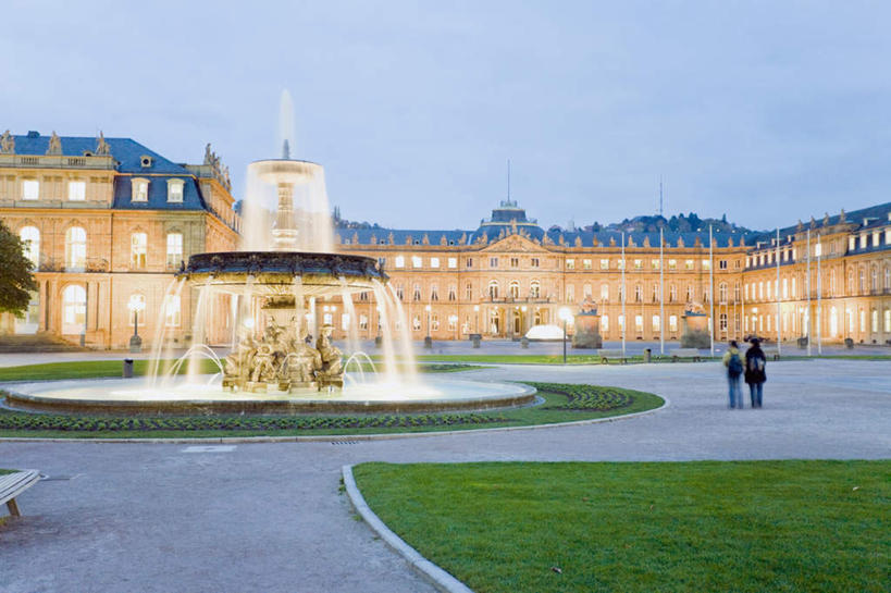 西方人,两个人,广场,横图,室外,白天,正面,旅游,度假,草地,草坪,植物,窗户,喷泉,欧洲,欧洲人,阴影,光线,影子,城堡,墙,屋顶,景观,文化,娱乐,玻璃窗,墙壁,墙面,草,蓝色,绿色,蓝天,天空,阳光,天,品味,享受,休闲,放松,风格,水景,美观,巴洛克,男人,男性,年轻男性,年轻女性,女人,女性,白种人,设计,彩图,全身