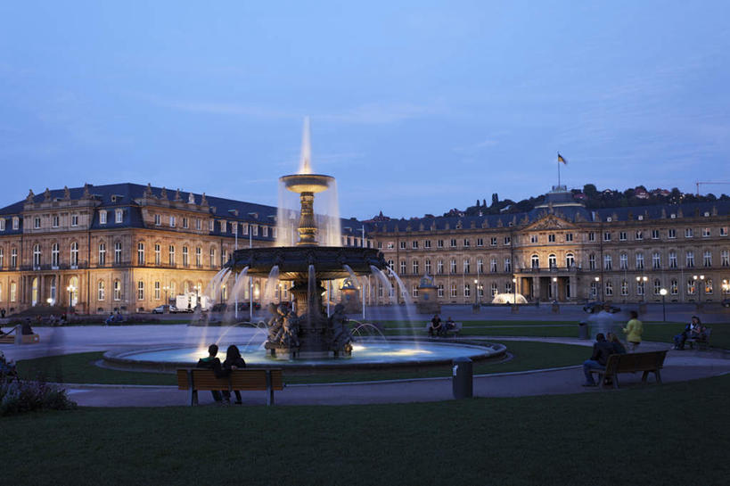 西方人,坐,横图,室外,白天,侧面,旅游,度假,草地,草坪,日落,植物,窗户,标志建筑,地标,建筑,路灯,喷泉,旗帜,照明,雕塑,德国,欧洲,欧洲人,阴影,艺术,装饰,光线,雕刻,雕像,影子,城堡,墙,屋顶,景观,水池,晚霞,霞光,落日,建筑群,灯光,许多人,文化,娱乐,建设,玻璃窗,墙壁,墙面,灯,草,蓝色,绿色,蓝天,天空,阳光,黄昏,工艺品,天,品味,一群人,享受,休闲,彩霞,放松,纪念,照亮,美术,风格,照明设备,西欧,主题,水景,陈列,斯图加特,德意志联邦共和国,宫殿广场,功能,美学,美观,州府,巴登.符腾堡,巴登.符腾堡州,巴符州,夕照,巴洛克,男人,男性,年轻男性,年轻女性,女人,女性,白种人,设计,夕阳,坐着,半身,彩图,斜阳