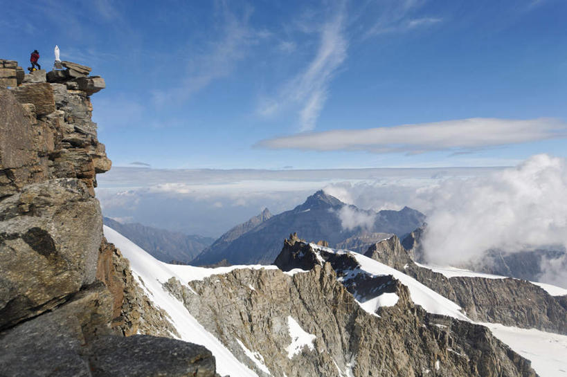 西方人,两个人,伙伴,朋友,站,坐,横图,俯视,室外,白天,锻炼,旅游,度假,友谊,运动,山,雪,雪山,大雪,相机,雕塑,意大利,欧洲,欧洲人,阴影,服装,艺术,装饰,光线,包,雕刻,雕像,影子,冰,积雪,山峰,雪景,云,云朵,冬季,冬天,山峦,云彩,旅行包,休闲装,娱乐,拍照,衣服,蓝色,白云,蓝天,天空,阳光,背包,数码相机,工艺品,天,站着,享受,休闲,休闲服,放松,寒冷,摄影,服饰,晴朗,纪念,美术,冰冷,南欧,室外运动,主题,户外运动,陈列,意大利共和国,首府,功能,美学,严寒,旅游包,冰凉,酷寒,凛冽,凛凛,极冷,奥斯塔,瓦莱达奥斯塔,瓦莱达奥斯塔大区,友情,男人,男性,年轻男性,白种人,照相机,晴空,站立,坐着,彩图,高角度拍摄,全身,健身,照相,双肩包
