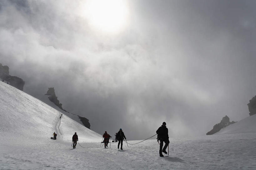 西方人,伙伴,朋友,走,攀登,横图,室外,白天,正面,锻炼,旅游,度假,探险,友谊,运动,攀岩,山,雪,雪山,大雪,意大利,欧洲,欧洲人,阴影,服装,光线,包,影子,冰,积雪,山峰,雪景,云,云朵,冬季,冬天,山峦,许多人,背光,云彩,旅行包,注视,休闲装,娱乐,极限运动,衣服,蓝色,白云,蓝天,天空,阳光,背包,绳子,天,观察,看,一群人,享受,休闲,休闲服,爬,放松,寒冷,服饰,晴朗,观看,绳索,察看,冰冷,关注,南欧,室外运动,缆绳,户外运动,逆光,意大利共和国,首府,严寒,旅游包,冰凉,酷寒,凛冽,凛凛,极冷,奥斯塔,瓦莱达奥斯塔,瓦莱达奥斯塔大区,冒险,体育,友情,男人,男性,中年男性,白种人,晴空,步行,登山,攀爬,散步,走路,彩图,全身,健身,双肩包