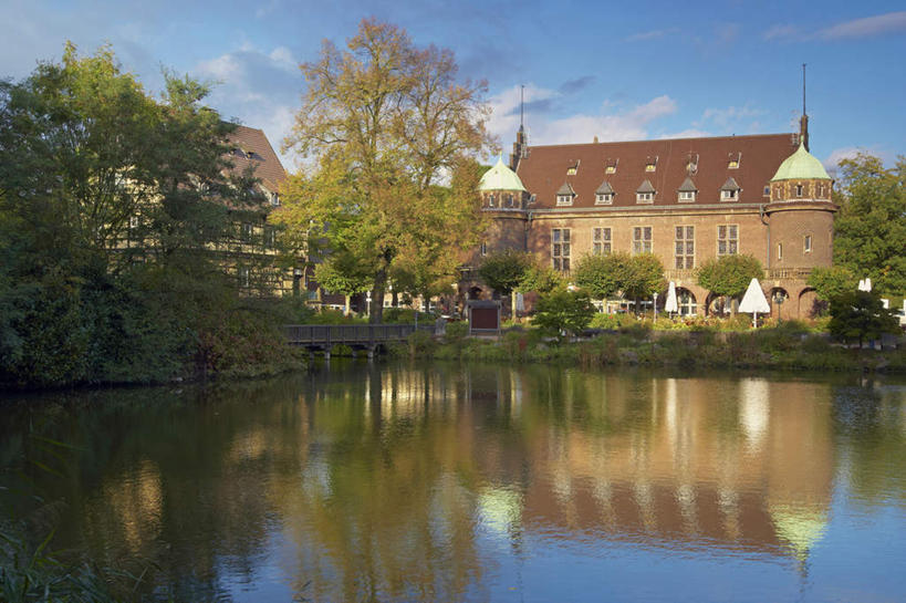 无人,横图,室外,白天,正面,旅游,度假,草地,草坪,河流,水,植物,标志建筑,地标,建筑,德国,欧洲,阴影,光线,影子,堡垒,城堡,河水,水流,云,云朵,云彩,娱乐,建设,草,树,树木,蓝色,绿色,白云,倒影,蓝天,天空,阳光,自然,天,享受,休闲,旅游胜地,放松,生长,晴朗,成长,倒映,西欧,要塞,德意志联邦共和国,反照,北威州,北莱茵.威斯特法伦州,设防,鲁尔,鲁尔工业区,鲁尔区,晴空,彩图