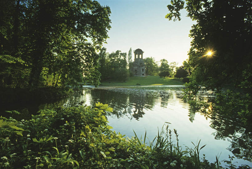 无人,家,横图,室外,白天,正面,旅游,度假,草地,草坪,湖,湖泊,美景,水,植物,德国,欧洲,阴影,波纹,光线,影子,房屋,屋子,湖面,景观,水流,水面,涟漪,娱乐,楼房,住宅,草,树,树木,蓝色,绿色,倒影,蓝天,水纹,天空,阳光,自然,波浪,湖水,天,享受,休闲,景色,放松,生长,晴朗,成长,倒映,西欧,自然风光,万里无云,德意志联邦共和国,水晕,巴登.符腾堡,巴登.符腾堡州,巴符州,反照,巴登巴登,晴空,晴空万里,彩图,房子