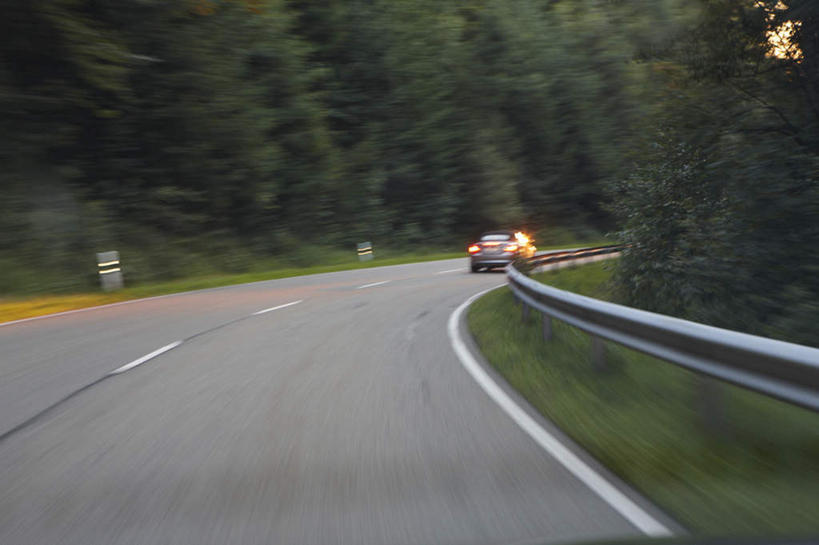 无人,栏杆,横图,室外,白天,正面,旅游,度假,美景,山,山脉,树林,植物,道路,路,公路,汽车,德国,欧洲,一辆,阴影,朦胧,模糊,弯曲,光线,影子,栅栏,景观,篱笆,山峰,围栏,交通,山峦,娱乐,护栏,车,树,树木,绿色,阳光,自然,交通工具,轿车,群山,享受,休闲,景色,放松,生长,成长,西欧,自然风光,载具,德意志联邦共和国,巴登.符腾堡,巴登.符腾堡州,巴符州,巴登巴登,马路,彩图