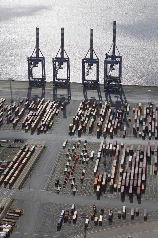 无人,码头,竖图,俯视,航拍,室外,白天,旅游,度假,技术,湖,湖泊,水,标志建筑,地标,港口,建筑,德国,欧洲,许多,阴影,波纹,光线,影子,湖面,水流,水面,云,云朵,集装箱,涟漪,很多,云彩,娱乐,设备,货柜,建设,施工,蓝色,白云,倒影,蓝天,水纹,天空,阳光,箱子,波浪,湖水,天,享受,休闲,机械,起重机,旅游胜地,放松,运输,晴朗,五颜六色,工程,倒映,西欧,鸟瞰,五彩缤纷,物流,德意志联邦共和国,水晕,反照,不莱梅,晴空,彩图,高角度拍摄,摆渡口,埠头,渡口,渡头,港湾,海港,货运码头,口岸,商港