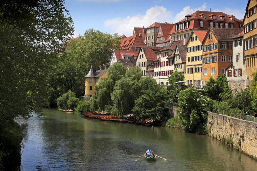 西方人,站,坐,横图,俯视,室外,白天,度假,湖,湖泊,美景,水,植物,城市风光,城市,船,德国,欧洲,欧洲人,行人,游客,游人,阴影,波纹,服装,光线,影子,堡垒,城堡,湖面,景观,水流,水面,木船,涟漪,许多人,注视,休闲装,娱乐,路人,旅客,树,树木,衣服,绿色,水纹,阳光,自然,交通工具,波浪,湖水,观察,看,站着,一群人,享受,休闲,休闲服,景色,放松,服饰,生长,成长,观看,察看,舟,西欧,要塞,关注,载具,撑杆,德意志联邦共和国,水晕,巴登.符腾堡,巴登.符腾堡州,巴符州,过客,设防,男人,男性,年轻男性,年轻女性,女人,女性,白种人,站立,坐着,半身,彩图,高角度拍摄