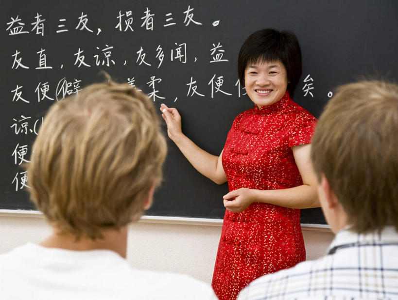 东方人,西方人,脸,头,脸颊,背部,三个人,伙伴,朋友,教师,站,坐,笑,说,微笑,露齿笑,横图,室内,白天,正面,民族服装,讨论,友谊,欧洲,欧洲人,亚洲,握,旗袍,服装,笔,标志,工具,文字,字符,拿,拿着,注视,休闲装,黄种人,文化,标识,肩膀,衣服,粉笔,学习用品,黑板,观察,看,站着,休闲,教室,同学,休闲服,汉字,教学,握着,服饰,观看,文具用品,察看,课堂,校友,关注,中国文化,中文,同窗,学友,国文,华文,耐磨,白垩,教学黑板,交流,友情,男人,男性,年轻男性,年轻女性,女人,女性,白种人,亚洲人,头部,脸部,脸蛋,面部,讲师,教授,老师,沟通,讲话,交谈,商讨,说话,谈话,站立,坐着,半身,彩图,传统服装,民俗服,传统文化