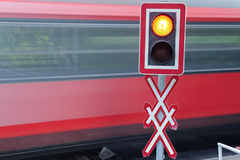 无人,横图,室外,特写,白天,正面,兴奋,热情,安全,窗户,路,铁路,火车,阴影,朦胧,模糊,光线,影子,红绿灯,灯光,轨道,信号灯,交通,铁轨,开放,玻璃窗,车,红色,交通工具,健康,温暖,橙色,奔放,活力,积极,激情,警示,运输,朝气,暖色,吉祥,生命,提示,载具,流通,饱满,交通信号灯,行人信号灯,革命,热烈,赤色,充实,斗志,喜气,主动,彩图,欢乐
