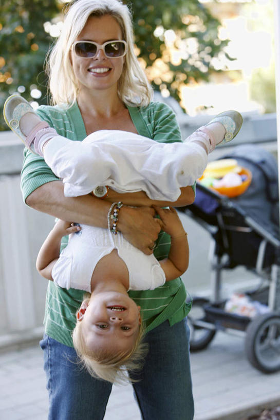 西方人,儿童,两个人,家庭,母亲,女儿,站,抱,笑,微笑,露齿笑,竖图,室外,白天,正面,游戏,纯洁,植物,玩具,欧洲,欧洲人,阴影,服装,光线,墨镜,眼镜,影子,玩,注视,休闲装,娱乐,车,树,树木,小孩,衣服,绿色,阳光,自然,太阳镜,太阳眼镜,童车,观察,看,站着,休闲,温暖,温馨,母女,一家人,休闲服,遮阳镜,可爱,母爱,童年,童趣,益智,服饰,生长,成长,抱着,观看,活动,和睦,察看,颠倒,搂着,关注,消遣,载具,童真,烂漫,无邪,折叠童车,天真,年轻女性,女孩,女人,女性,白种人,孩子,年轻人,怀抱,搂,搂抱,玩耍,嬉戏,相抱,拥抱,站立,半身,彩图,融洽,女生