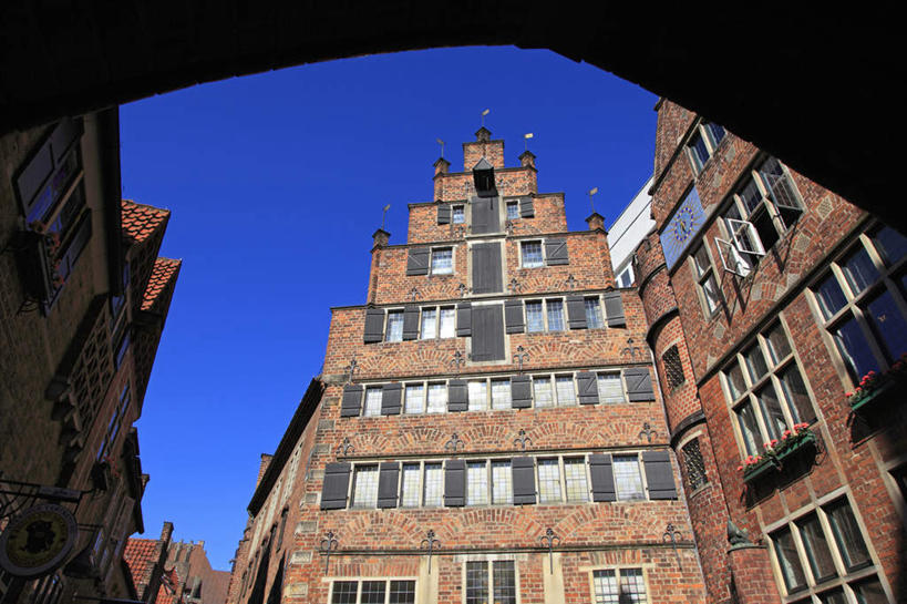 无人,家,横图,室外,白天,仰视,旅游,度假,别墅,窗户,标志建筑,地标,建筑,德国,欧洲,阴影,盛开,光线,影子,房屋,墙,屋子,公寓,花蕾,娱乐,建设,洋房,楼房,玻璃窗,墙壁,墙面,住宅,花,花瓣,花朵,鲜花,蓝色,蓝天,天空,阳光,天,花苞,花蕊,享受,休闲,旅游胜地,放松,晴朗,西欧,万里无云,德意志联邦共和国,不莱梅,晴空,晴空万里,彩图,低角度拍摄,房子