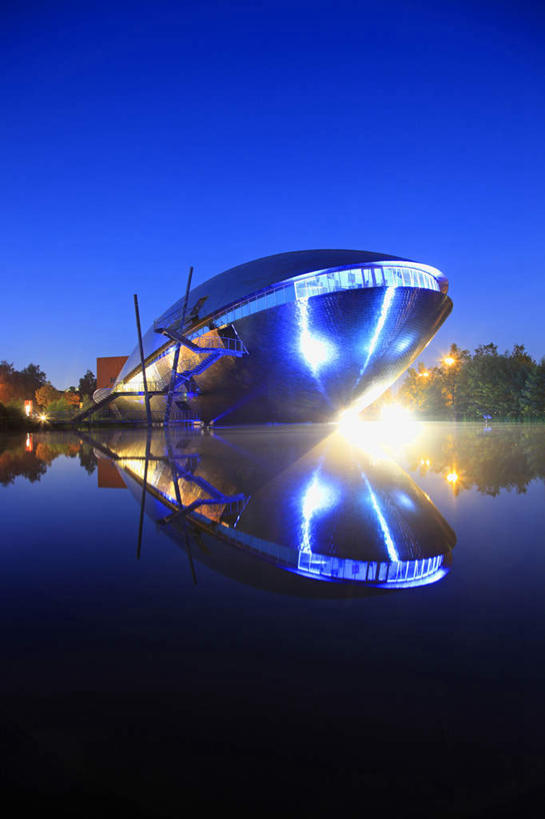 无人,博物馆,栏杆,竖图,室外,白天,正面,旅游,度假,河流,水,植物,楼梯,标志建筑,地标,建筑,路灯,照明,德国,欧洲,阴影,波纹,研究,光线,扶手,影子,阶梯,河水,水流,灯光,涟漪,教育,娱乐,建设,护栏,台阶,灯,树,树木,蓝色,绿色,倒影,蓝天,水纹,天空,自然,黄昏,波浪,天,享受,休闲,旅游胜地,放松,生长,晴朗,成长,展览,照亮,倒映,照明设备,西欧,欣赏,陈列,万里无云,德意志联邦共和国,水晕,反照,薄暮,不莱梅,典藏,晴空,晴空万里,彩图,傍晚