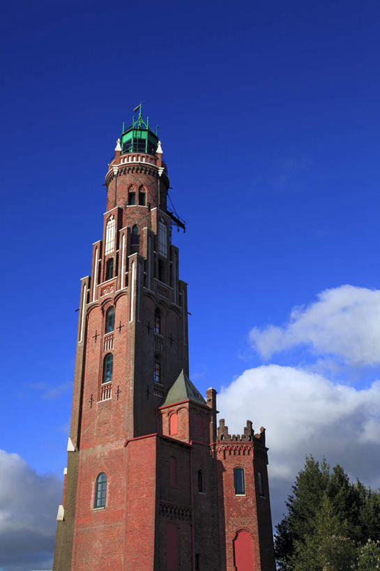 无人,竖图,室外,白天,仰视,旅游,度假,植物,窗户,标志建筑,道路,地标,建筑,德国,欧洲,阴影,光线,信息,影子,墙,云,云朵,灯塔,交通,云彩,方向,娱乐,建设,玻璃窗,墙壁,墙面,树,树木,蓝色,绿色,白云,蓝天,天空,阳光,自然,天,享受,休闲,旅游胜地,放松,生长,晴朗,成长,引导,指引,西欧,德意志联邦共和国,航标,不莱梅,晴空,彩图,低角度拍摄,导航