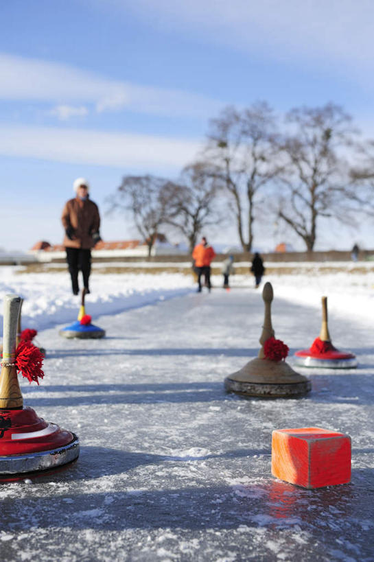 西方人,站,竖图,室外,白天,正面,旅游,度假,名胜古迹,雪,植物,大雪,标志建筑,地标,建筑,德国,欧洲,欧洲人,阴影,服装,遗迹,装饰,光线,影子,堡垒,城堡,积雪,雪景,云,云朵,冬季,冬天,许多人,云彩,注视,休闲装,古迹,文物,娱乐,运动器械,建设,古建筑,慕尼黑,树,树木,衣服,蓝色,绿色,白云,蓝天,天空,阳光,自然,手套,天,观察,看,站着,一群人,享受,休闲,温暖,休闲服,健身器械,旅游胜地,放松,寒冷,服饰,生长,晴朗,成长,观看,保暖,华丽,点缀,察看,御寒,西欧,要塞,关注,健身器材,古文明,德意志联邦共和国,首府,衬托,美观,雅致,雅观,严寒,巴伐利亚,巴伐利亚州,拜恩州,拜恩自由州,冰壶,冰上溜石,冰上运动,冬季运动,掷冰壶,宁芬堡,宁芬堡皇宫,设防,男人,男性,年轻男性,年轻女性,女人,女性,白种人,晴空,站立,彩图,全身,运动器材