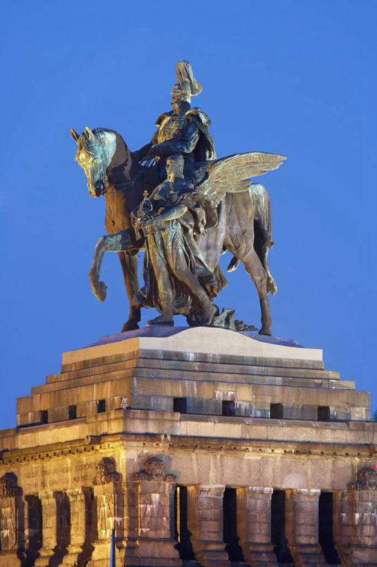 无人,竖图,室外,白天,仰视,旅游,度假,日落,标志建筑,地标,建筑,马,野生动物,雕塑,德国,欧洲,艺术,装饰,雕刻,雕像,晚霞,霞光,落日,娱乐,建设,一匹,蓝色,蓝天,天空,黄昏,动物,工艺品,天,享受,休闲,旅游胜地,彩霞,放松,运输,牲畜,晴朗,纪念,美术,西欧,主题,陈列,万里无云,德意志联邦共和国,功能,美学,骑兵,夕照,莱茵兰.普法尔茨州,晴空,晴空万里,夕阳,彩图,低角度拍摄,斜阳