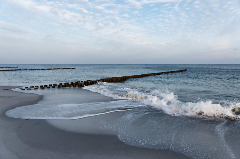 无人,横图,室外,白天,正面,旅游,度假,海浪,海洋,美景,沙滩,德国,欧洲,阴影,波纹,光线,沙子,影子,海岸,景观,浪花,云,云朵,涟漪,沙地,云彩,娱乐,堤坝,蓝色,白云,倒影,蓝天,水纹,天空,阳光,自然,海水,波浪,天,享受,休闲,景色,放松,晴朗,倒映,西欧,自然风光,海景,防波堤,德意志联邦共和国,水晕,反照,梅克伦堡.前波美拉尼亚州,梅克伦堡.前波美拉尼亚,大海,风浪,海,海水的波动,海滩,近岸浪,涌浪,晴空,彩图