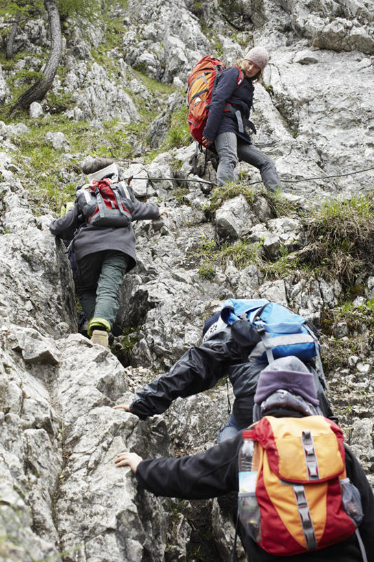 四个人,竖图,室外,白天,仰视,运动服,锻炼,旅游,度假,运动,草地,草坪,石头,美景,山,山脉,植物,奥地利,欧洲,阴影,服装,光线,包,工具,器材,石子,影子,景观,山峰,山峦,旅行包,娱乐,草,衣服,绿色,阳光,自然,背包,群山,享受,休闲,器械,景色,放松,服饰,拐杖,衣着,穿着,自然风光,室外运动,户外运动,中欧,阿尔卑斯山脉,登山杖,辅助设备,奥地利共和国,蒂罗尔,蒂罗尔州,旅游包,衣饰,登山棍,女人,女性,中年女性,石块,岩石,登山,爬山,半身,彩图,低角度拍摄,健身,双肩包,运动装
