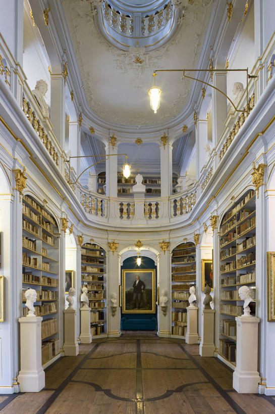 无人,图书馆,竖图,室内,白天,正面,旅游,度假,绘画,地板,标志建筑,城市,地标,建筑,雕塑,德国,欧洲,阴影,艺术,装饰,光线,雕刻,雕像,影子,柱子,墙,建筑群,地面,文化,娱乐,建设,木地板,壁画,墙壁,墙面,阳光,工艺品,享受,休闲,放松,纪念,华丽,修饰,美术,点缀,西欧,主题,陈列,浏览室,德意志联邦共和国,功能,美学,衬托,美观,雅致,雅观,图林根,魏玛,画画,彩图,书库,图书库,图林根州,阅览室,联合国教科文组织