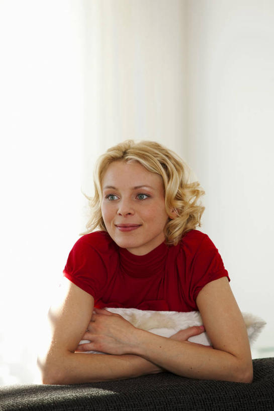 西方人,头发,一个人,交叉,竖图,室内,白天,正面,旅游,度假,沙发,卧室,奥地利,欧洲,欧洲人,仅一个年轻女性,仅一个女性,仅一个人,阴影,服装,光线,影子,注视,娱乐,衣服,红色,白色,阳光,枕头,观察,看,享受,休闲,金色,放松,服饰,观看,察看,衣着,穿着,关注,布艺沙发,中欧,相交,交集,奥地利共和国,衣饰,年轻女性,女人,女性,白种人,手臂,卷发,半身,彩图,睡房,卧房