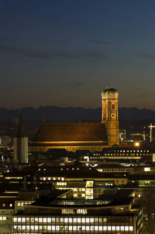 无人,家,教堂,竖图,室外,白天,正面,旅游,度假,石头,名胜古迹,日落,山,山脉,标志建筑,地标,建筑,德国,欧洲,阴影,节日,遗迹,光线,石子,影子,房屋,屋子,山峰,晚霞,霞光,落日,灯光,山峦,古迹,文化,文物,娱乐,建设,古建筑,楼房,慕尼黑,住宅,黄昏,群山,祈祷,享受,休闲,健康,旅游胜地,彩霞,放松,许愿,宗教,信仰,纪念,祈求,西欧,信念,古文明,德意志联邦共和国,首府,巴伐利亚,巴伐利亚州,拜恩州,拜恩自由州,夕照,慕尼黑大教堂,平安,石块,岩石,夕阳,彩图,房子,大教堂,礼拜堂,斜阳