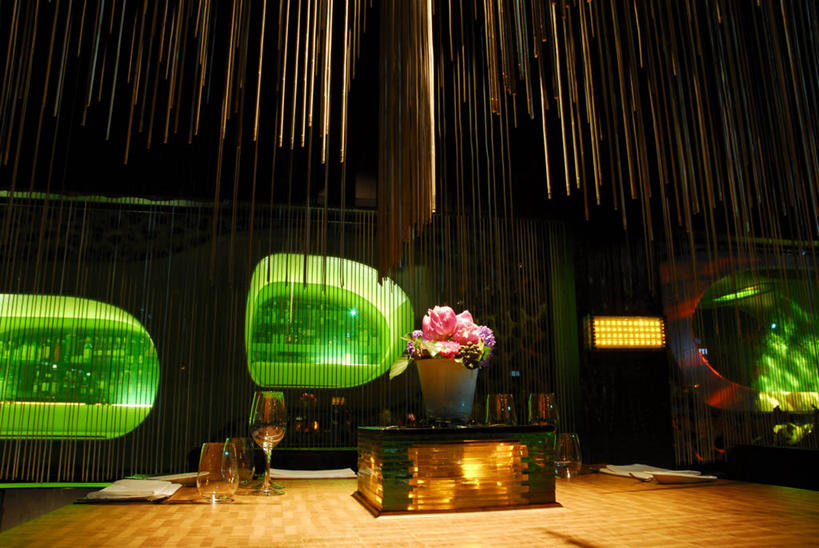 无人,餐厅,横图,室内,白天,正面,旅游,度假,植物,餐桌,桌面,桌子,杯子,餐具,照明,德国,欧洲,盛开,木制,壁灯,叉子,盆栽,灯光,盆景,酒类,花蕾,文化,娱乐,玻璃制品,灯,酒,酒柜,花,花瓣,花朵,鲜花,饮料,绿色,自然,木制品,水杯,灯具,鸡尾酒,花苞,花蕊,享受,休闲,放松,调酒,生长,成长,餐台,照亮,创造,照明设备,西欧,想象,餐叉,德意志联邦共和国,黑森州,玻璃杯,进餐用具,彩图,餐馆,饭店,饭馆