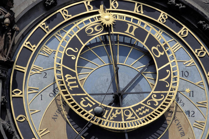 无人,横图,室外,特写,白天,正面,旅游,度假,标志建筑,地标,建筑,欧洲,捷克,阴影,时间,光线,标志,时钟,数字,文字,影子,字符,指针,首都,计时,娱乐,标识,建设,阳光,钟表,享受,休闲,表,时针,旅游胜地,放松,阿拉伯数字,分针,中欧,捷克共和国,旧城广场,塔钟,布拉格,布拉格旧城广场,布拉格老城广场,布拉格天文钟,布拉格占星时钟,天文钟,钟,彩图