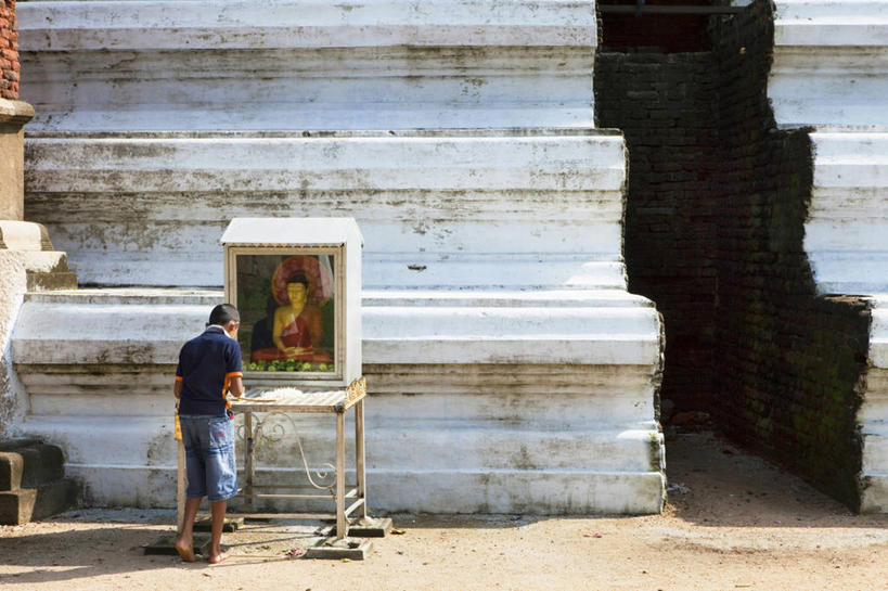 东方人,儿童,一个人,教堂,站,横图,室外,白天,旅游,度假,标志建筑,地标,建筑,斯里兰卡,亚洲,仅一个男性,仅一个人,阴影,服装,节日,光线,佛像,影子,墙,休闲装,黄种人,文化,娱乐,建设,墙壁,墙面,小孩,背面,衣服,阳光,祈祷,站着,仅一个小孩,享受,休闲,健康,休闲服,旅游胜地,放松,许愿,宗教,服饰,信仰,纪念,祈求,基督教,祷告,天主教,南亚,信念,斯里兰卡民主社会主义共和国,阿努拉达普拉,平安,男孩,男人,男性,亚洲人,孩子,站立,彩图,全身,大教堂,礼拜堂,男生