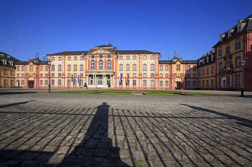 无人,家,广场,栏杆,横图,室外,白天,正面,旅游,度假,窗户,标志建筑,地标,建筑,玻璃,德国,欧洲,阴影,光线,影子,堡垒,城堡,房屋,墙,屋顶,屋子,围栏,顶棚,娱乐,建设,护栏,楼房,玻璃窗,墙壁,墙面,住宅,玻璃制品,蓝色,蓝天,天空,阳光,天,享受,休闲,旅游胜地,放松,晴朗,西欧,要塞,万里无云,德意志联邦共和国,巴登.符腾堡,巴登.符腾堡州,巴符州,设防,巴登巴登,晴空,晴空万里,彩图,房子