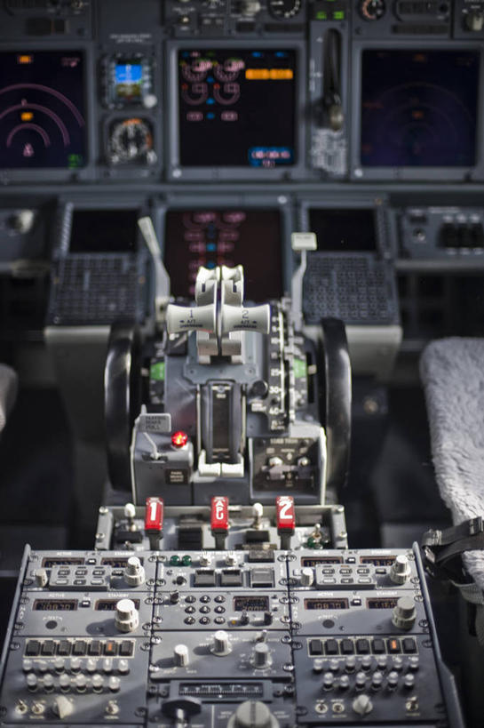 无人,竖图,室内,特写,白天,正面,显示器,飞机,德国,欧洲,屏幕,交通,航空,显示屏,慕尼黑,交通工具,运输,手柄,客机,西欧,载具,驾驶舱,驾驶座,输出设备,德意志联邦共和国,首府,巴伐利亚,巴伐利亚州,拜恩州,拜恩自由州,彩图