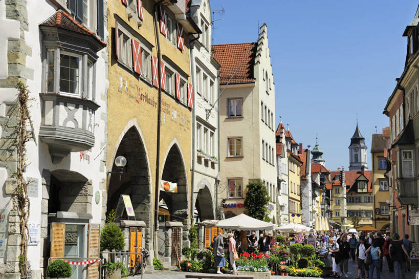 西方人,商店,横图,室外,白天,正面,购物,旅游,度假,消费,植物,标志建筑,地标,建筑,德国,欧洲,欧洲人,云,云朵,建筑群,许多人,云彩,娱乐,建设,商铺,蓝色,绿色,白云,蓝天,天空,自然,天,一群人,享受,休闲,旅游胜地,放松,金融,生长,晴朗,成长,西欧,选购,贸易,德意志联邦共和国,血拼,巴伐利亚,巴伐利亚州,拜恩州,拜恩自由州,市肆,商号,林道,老年男性,老年女性,男人,男性,年轻男性,年轻女性,女人,女性,白种人,晴空,半身,彩图,店铺