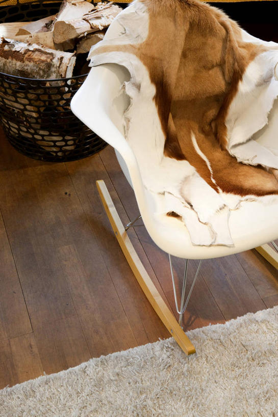 无人,交叉,竖图,俯视,室内,特写,白天,满意,地板,靠垫,竹子,椅子,纺织品,竹制,柔软,装饰,编织,篮子,毛毯,毯子,木椅,躺椅,靠枕,地面,木地板,纺织,一个,竹篮,垫子,枕头,舒服,温暖,温馨,单个,竹条,华丽,柔滑,修饰,交织,点缀,舒适,竹制品,惬意,衬托,美观,雅致,雅观,穿插,娇嫩,柔嫩,优柔,惬心,舒畅,恬逸,彩图,高角度拍摄