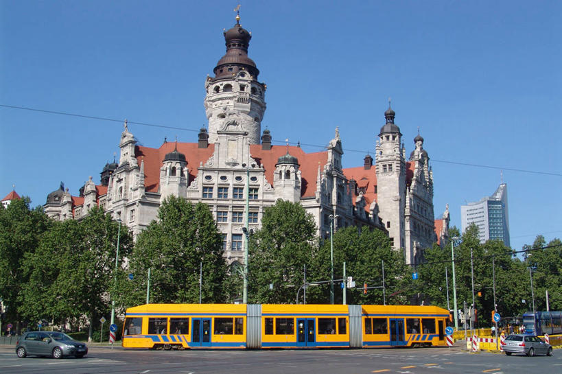 无人,横图,室外,白天,正面,旅游,度假,植物,标志建筑,地标,建筑,汽车,德国,欧洲,建筑群,娱乐,建设,车,缆车,树,树木,蓝色,绿色,蓝天,天空,自然,交通工具,轿车,天,享受,休闲,旅游胜地,放松,生长,晴朗,成长,西欧,载具,市政厅,索道,万里无云,德意志联邦共和国,缆索铁路,莱比锡,晴空,晴空万里,彩图